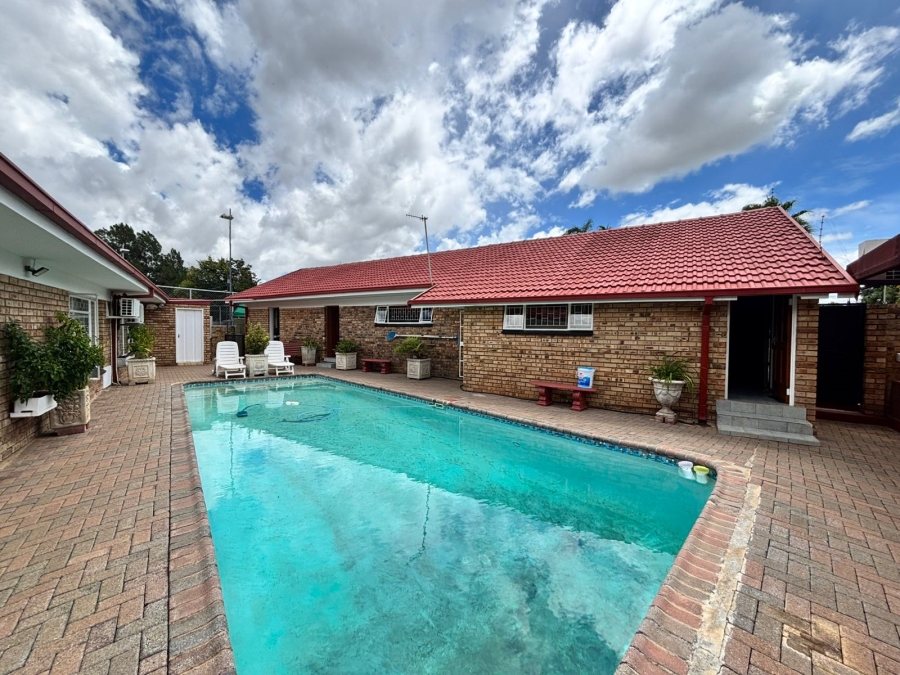 5 Bedroom Property for Sale in Flamwood North West